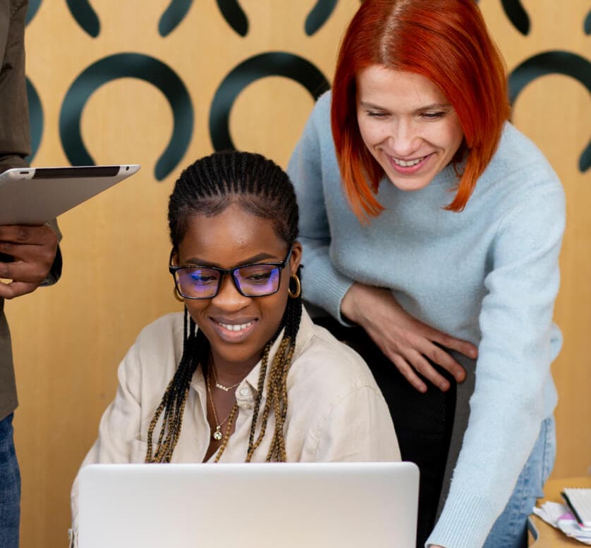 Equipo de Amarillo Media trabajando en proyectos creativos